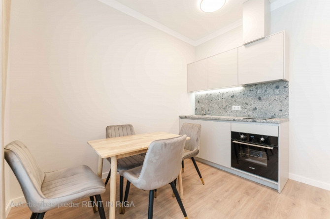 Jauns mēbelēts Studio dzīvoklis Rīgas Centrā  Dzīvoklis ietver dzīvojamo istabu, kas Rīga - foto 5