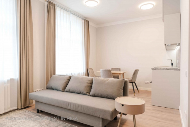 Jauns mēbelēts Studio dzīvoklis Rīgas Centrā  Dzīvoklis ietver dzīvojamo istabu, kas Rīga - foto 3