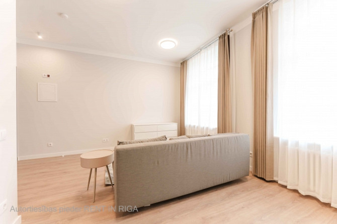 Jauns mēbelēts Studio dzīvoklis Rīgas Centrā  Dzīvoklis ietver dzīvojamo istabu, kas Rīga - foto 7