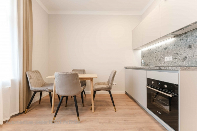 Jauns mēbelēts Studio dzīvoklis Rīgas Centrā  Dzīvoklis ietver dzīvojamo istabu, kas Rīga - foto 4