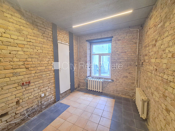 Fasādes māja, renovēta māja, ieeja no ielas, logi vērsti uz ielas pusi, logi vērsti mājas Rīga - foto 12