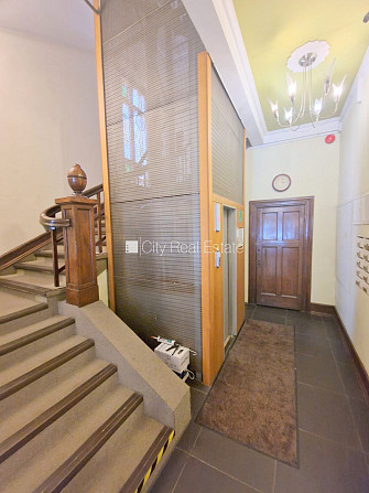 Fasādes māja, renovēta māja, ieeja no ielas, ir lifts, kāpņu telpa pēc kosmētiskā remonta, Rīga - foto 7