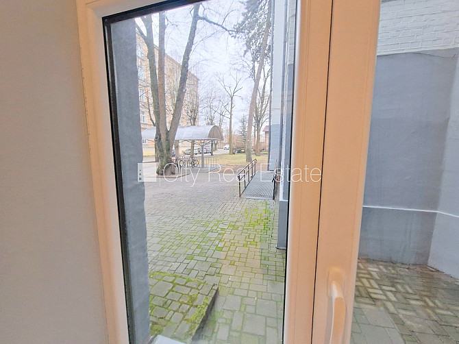 Fasādes māja, renovēta māja, ieeja no ielas, kāpņu telpa pēc kapitālā remonta, logi Rīga - foto 12