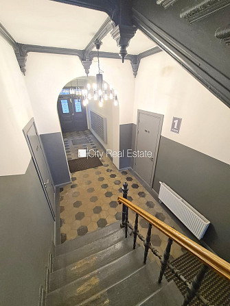 Fasādes māja, renovēta māja, ieeja no ielas, kāpņu telpa pēc kapitālā remonta, logi Rīga - foto 18