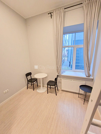 Fasādes māja, renovēta māja, ieeja no ielas, kāpņu telpa pēc kapitālā remonta, logi Rīga - foto 11