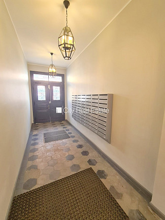Fasādes māja, renovēta māja, ieeja no ielas, kāpņu telpa pēc kapitālā remonta, logi Rīga - foto 16