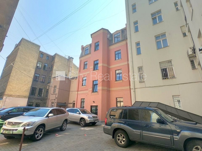 Fasādes māja, renovēta māja, slēgts pagalms, ieeja no pagalma, kāpņu telpa pēc kapitālā Rīga - foto 15