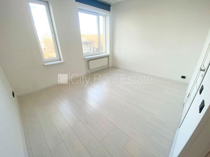 Fasādes māja, renovēta māja, ieeja no ielas, ir lifts, kāpņu telpa pēc kapitālā remonta, Rīga - foto 1