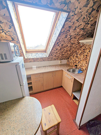 Fasādes māja, ieeja no ielas, mansards, kāpņu telpa pēc kosmētiskā remonta, logi vērsti uz Rīga - foto 9