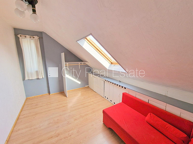 Fasādes māja, ieeja no ielas, mansards, kāpņu telpa pēc kosmētiskā remonta, logi vērsti uz Rīga - foto 2