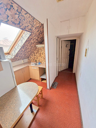 Fasādes māja, ieeja no ielas, mansards, kāpņu telpa pēc kosmētiskā remonta, logi vērsti uz Rīga - foto 13