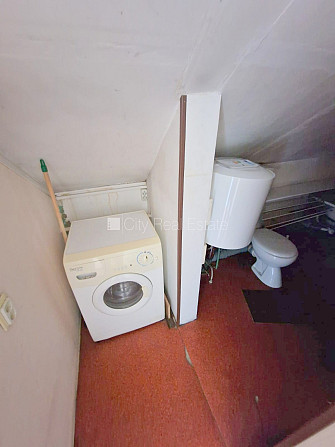 Fasādes māja, ieeja no ielas, mansards, kāpņu telpa pēc kosmētiskā remonta, logi vērsti uz Rīga - foto 17