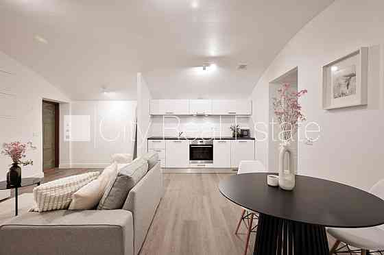 Проект - Kalpaka Residence, фасадный дом, вход с улицы, полуподвал, лифт, одна Rīga