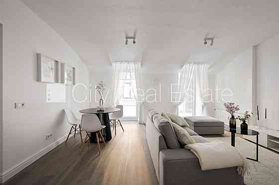 Проект - Kalpaka Residence, фасадный дом, вход с улицы, полуподвал, лифт, одна Rīga