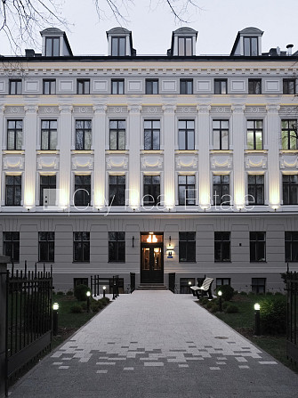 Projekts - Kalpaka Residence, fasādes māja, labiekārtots apzaļumots pagalms, ieeja no ielas, ir Rīga - foto 12