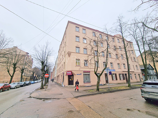 Fasādes māja, renovēta māja, ieeja no ielas, kāpņu telpa pēc kosmētiskā remonta, logi Rīga - foto 19