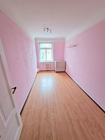 Fasādes māja, renovēta māja, ieeja no ielas, kāpņu telpa pēc kosmētiskā remonta, logi Rīga - foto 11