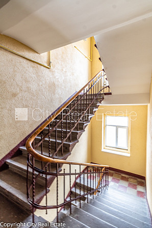 Fasādes māja, renovēta māja, ieeja no ielas, mansards, kāpņu telpa pēc kosmētiskā remonta, Rīga - foto 19