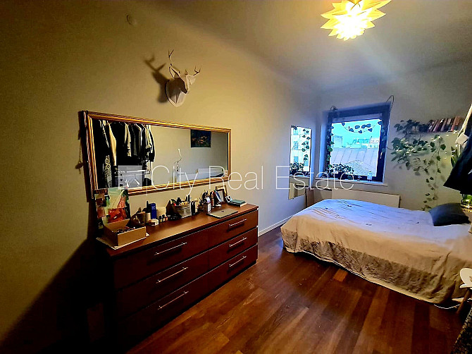 Zeme īpašumā, pagalma māja, ieeja no pagalma, logi vērsti mājas abās pusēs, studio tipa, Rīga - foto 13