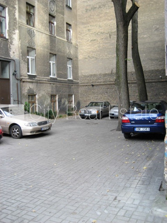 Zeme īpašumā, pagalma māja, ķieģeļu mūra sienas, labiekārtots apzaļumots pagalms, slēgta Rīga - foto 11