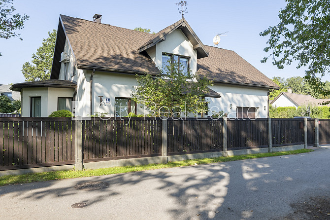 Privātmāja, labiekārtota apzaļumota teritorija 1350 m2, slēgts pagalms, vieta vairākām Jūrmala - foto 1