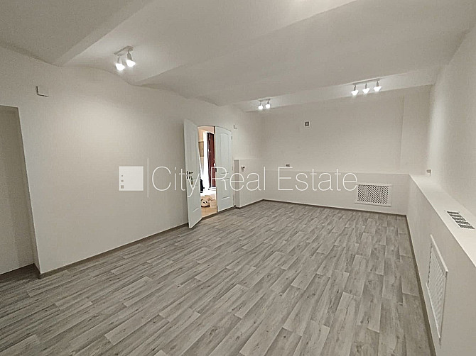 Slēgts pagalms, ieeja no pagalma, viena istaba izolēta, centrālā apkure, pilnā apdare, Rīga - foto 1