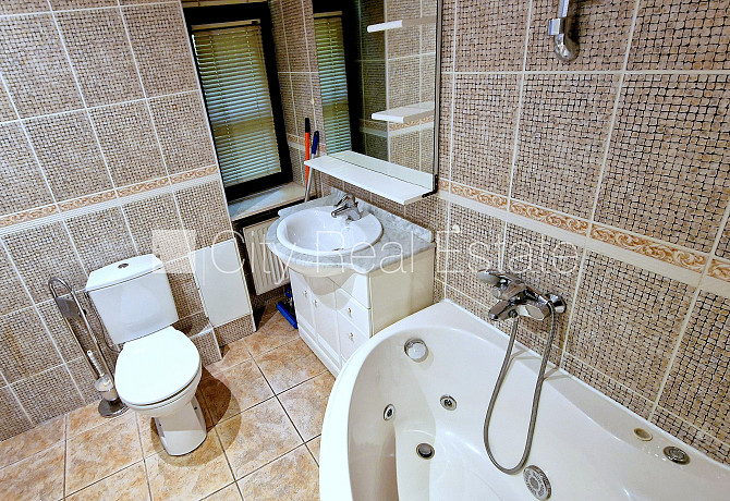 Zeme īpašumā, fasādes māja, renovēta māja, labiekārtota apzaļumota teritorija, slēgts Rīga - foto 11