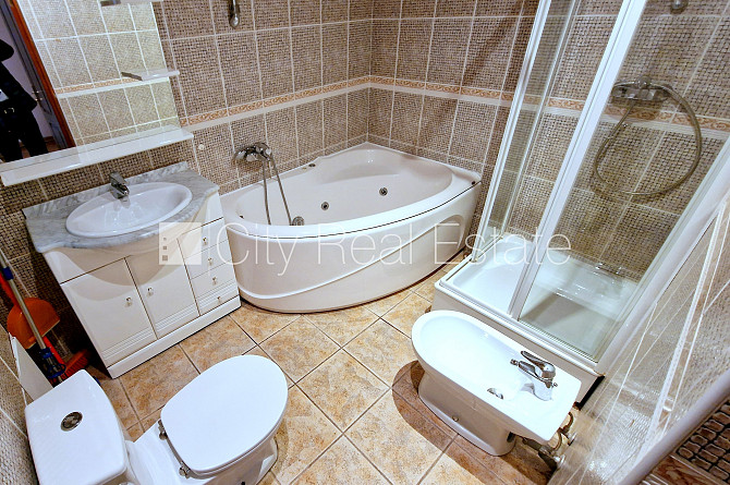 Zeme īpašumā, fasādes māja, renovēta māja, labiekārtota apzaļumota teritorija, slēgts Rīga - foto 9