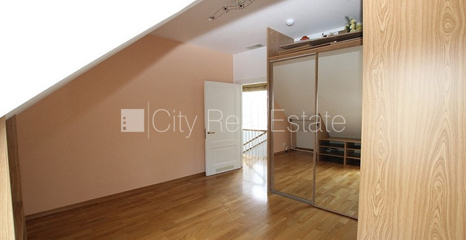 Istabas izolētas, studio tipa, virtuve apvienota ar viesistabu, augstie griesti, centrālā Rīga - foto 5