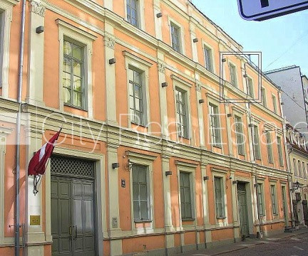 Istabas izolētas, studio tipa, virtuve apvienota ar viesistabu, augstie griesti, centrālā Rīga - foto 7