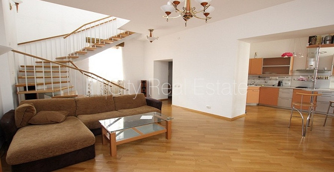 Istabas izolētas, studio tipa, virtuve apvienota ar viesistabu, augstie griesti, centrālā Rīga - foto 1