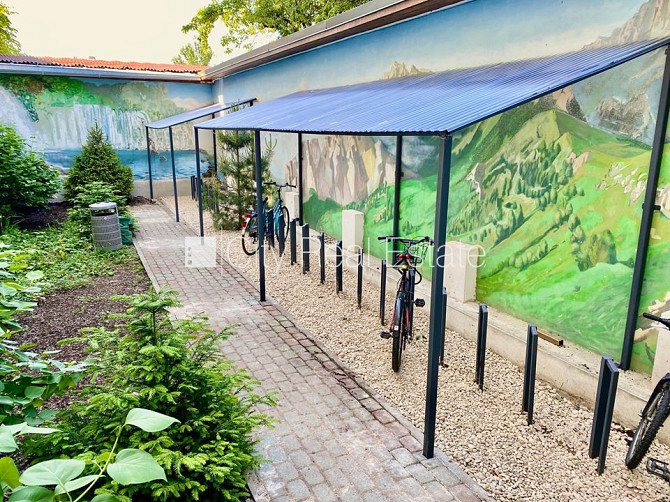 Pagalma ēka, renovēta māja, labiekārtots apzaļumots pagalms, ieeja no ielas, kāpņu telpa Rīga - foto 14