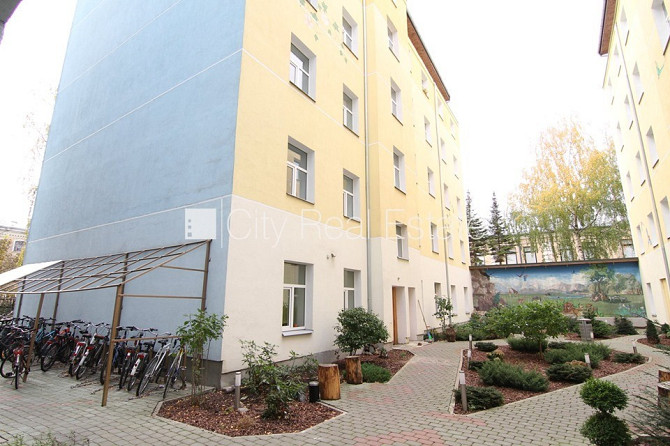 Pagalma ēka, renovēta māja, labiekārtots apzaļumots pagalms, ieeja no ielas, kāpņu telpa Rīga - foto 15