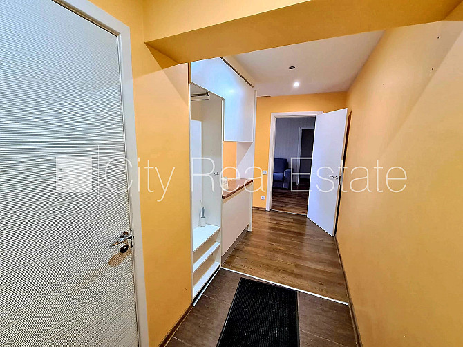 Labiekārtota apzaļumota teritorija, ir lifts, lodžija, iestiklota lodžija, logi vērsti mājas Rīga - foto 20