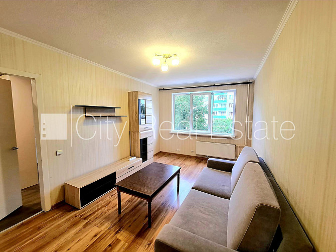 Labiekārtota apzaļumota teritorija, ir lifts, lodžija, iestiklota lodžija, logi vērsti mājas Rīga - foto 1