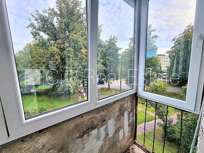 Labiekārtota apzaļumota teritorija, ir lifts, lodžija, iestiklota lodžija, logi vērsti mājas Rīga - foto 18