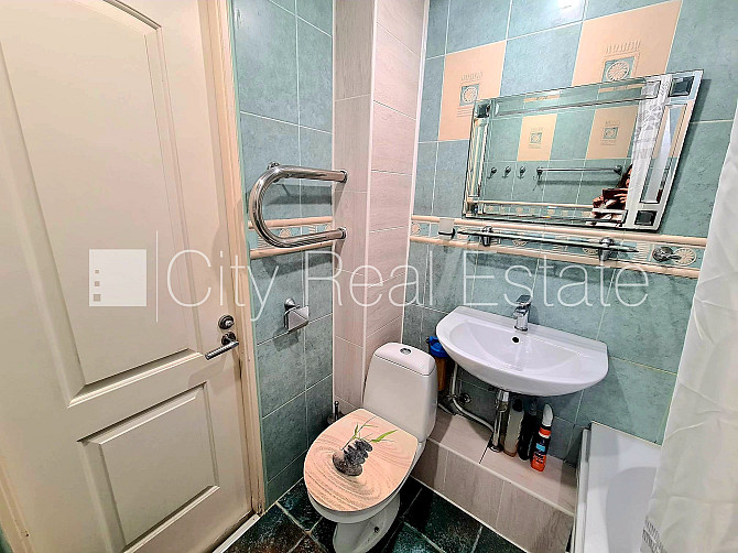Labiekārtota apzaļumota teritorija, ir lifts, lodžija, iestiklota lodžija, logi vērsti mājas Rīga - foto 14