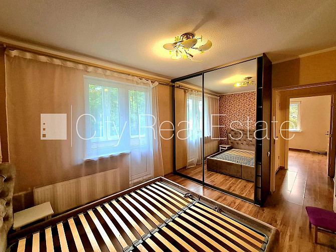 Labiekārtota apzaļumota teritorija, ir lifts, lodžija, iestiklota lodžija, logi vērsti mājas Rīga - foto 17