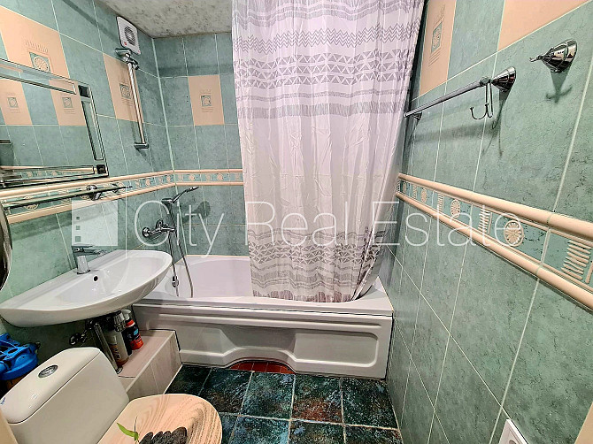 Labiekārtota apzaļumota teritorija, ir lifts, lodžija, iestiklota lodžija, logi vērsti mājas Rīga - foto 13