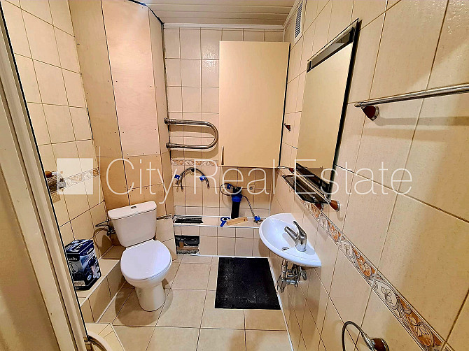 Labiekārtota apzaļumota teritorija, ir lifts, lodžija, iestiklota lodžija, logi vērsti mājas Rīga - foto 6