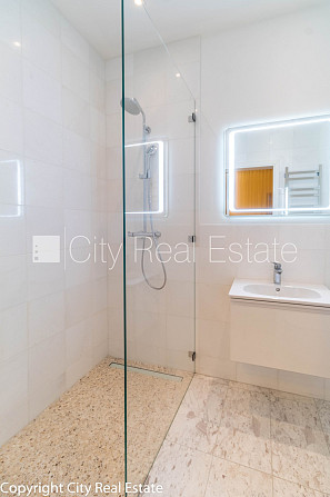 Jaunceltne, slēgts pagalms, ieeja no pagalma, ir lifts, balkons 1,90 m2, logi vērsti mājas abās Rīga - foto 9