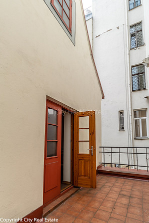 Fasādes māja, renovēta māja, bruģēts piebraucamais ceļš, ieeja no ielas, luksuss Rīga - foto 19