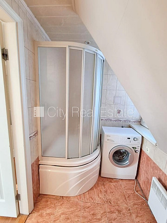 Fasādes māja, renovēta māja, ieeja no ielas, mansards, kāpņu telpa pēc kosmētiskā remonta, Rīga - foto 14