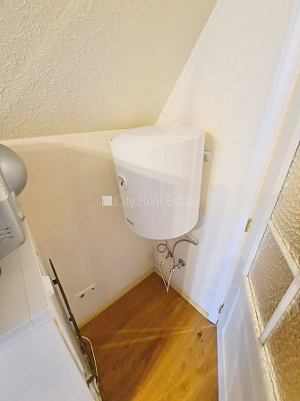 Fasādes māja, renovēta māja, ieeja no ielas, mansards, kāpņu telpa pēc kosmētiskā remonta, Rīga - foto 18