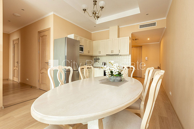 Renovēta māja, fasāde ar dekoratīvo apmetumu, slēgts pagalms, balkons 2 m2, logi vērsti uz Rīga - foto 3