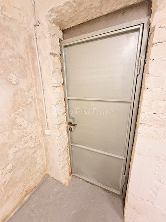 Fasādes māja, renovēta māja, pagrabstāvā pieejama noliktava, ieeja no ielas, kāpņu telpa Rīga - foto 8