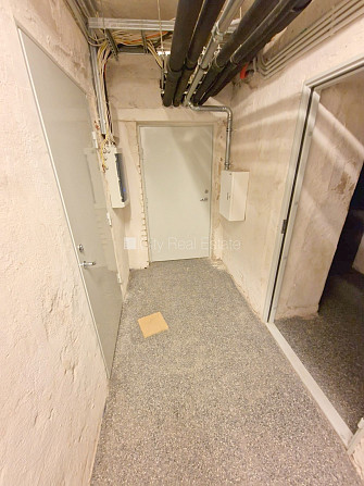 Fasādes māja, renovēta māja, pagrabstāvā pieejama noliktava, ieeja no ielas, kāpņu telpa Rīga - foto 14