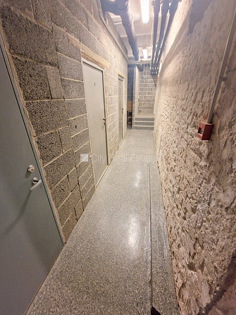 Fasādes māja, renovēta māja, pagrabstāvā pieejama noliktava, ieeja no ielas, kāpņu telpa Rīga - foto 12