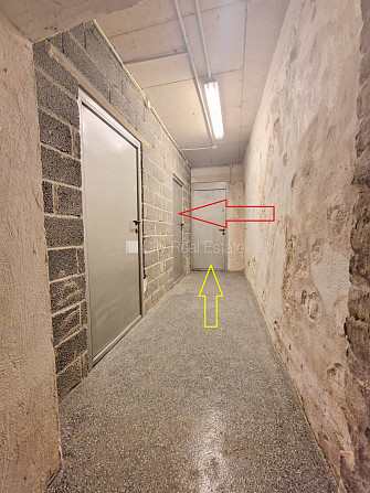 Fasādes māja, renovēta māja, pagrabstāvā pieejama noliktava, ieeja no ielas, kāpņu telpa Rīga - foto 9