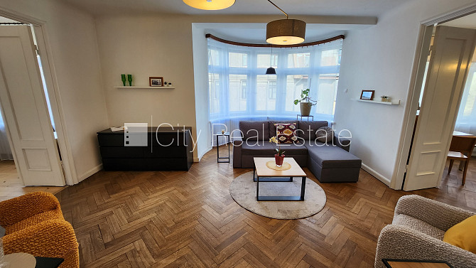 Fasādes māja, kāpņu telpa pēc kosmētiskā remonta, logi vērsti mājas abās pusēs, istabas Rīga - foto 1